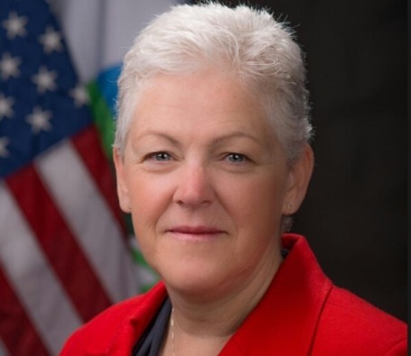 Gina McCarthy passe au Vatican aujourd’hui. - Maria Portugal-World View